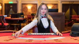 Studio live dealer erek 11 menampilkan meja baccarat dengan dealer profesional dan interface streaming HD